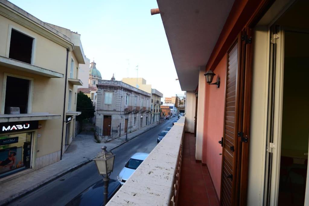 Casa Vacanza Donna Laura Барчеллона-Поццо-ді-Готто Екстер'єр фото
